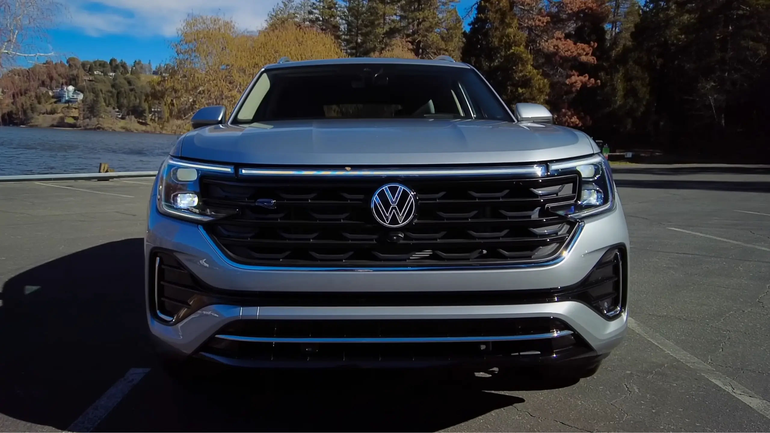 2024 Volkswagen Atlas front view