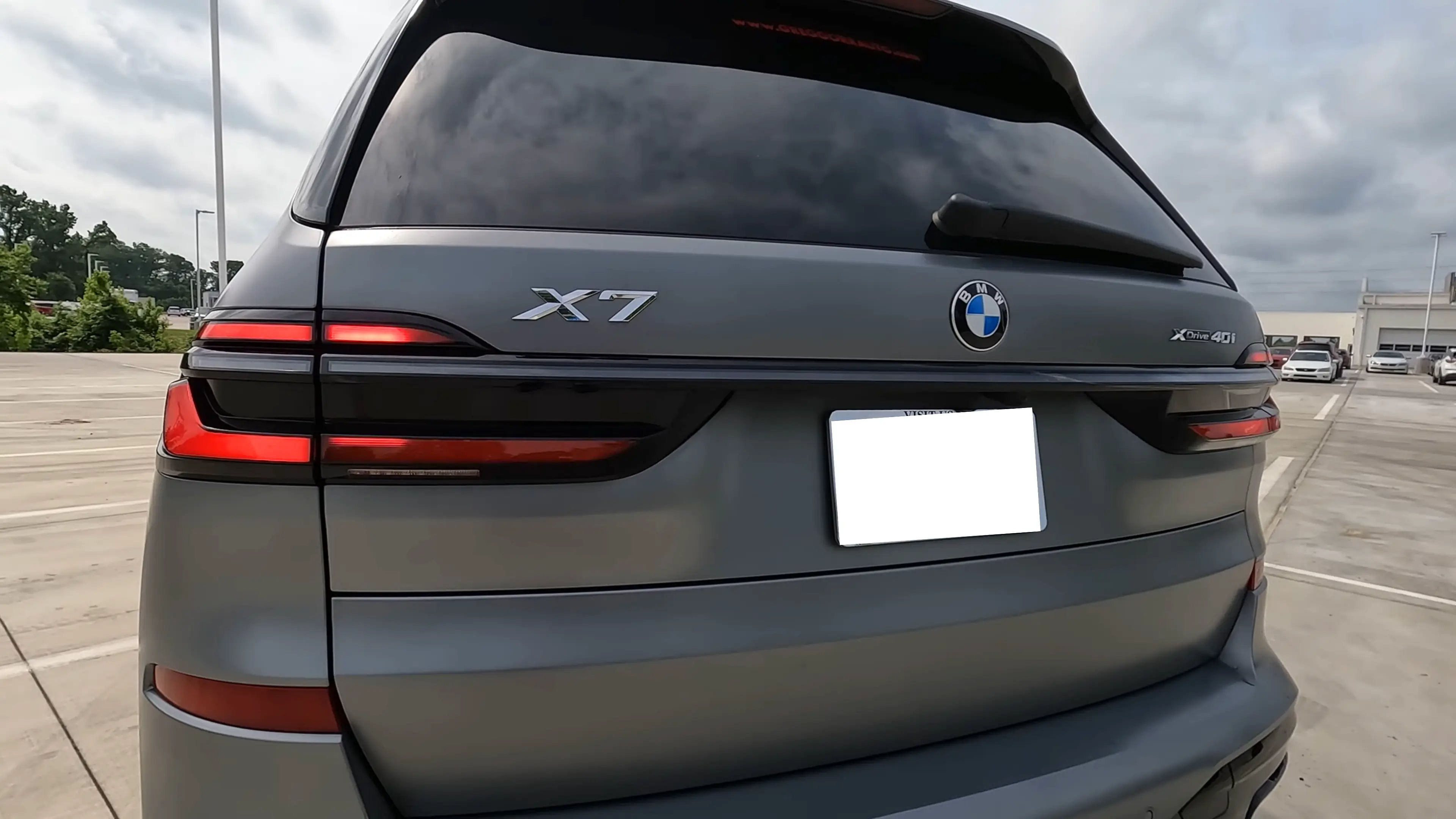 2024 BMW X7 rear view