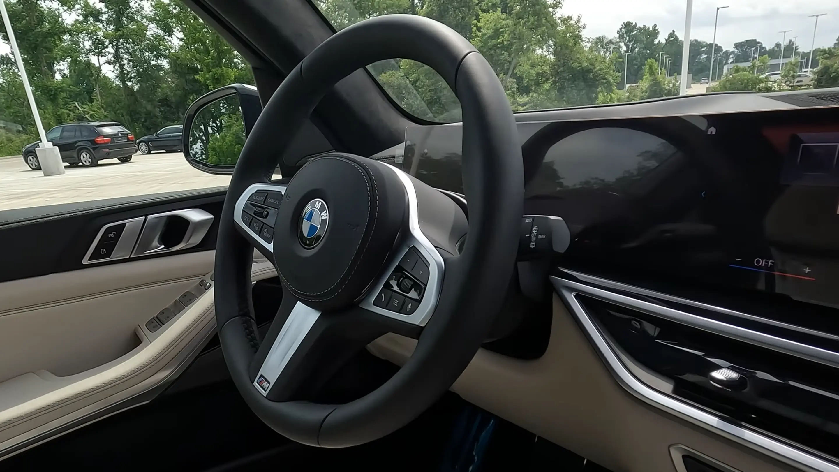 2024 BMW X7 steering wheel