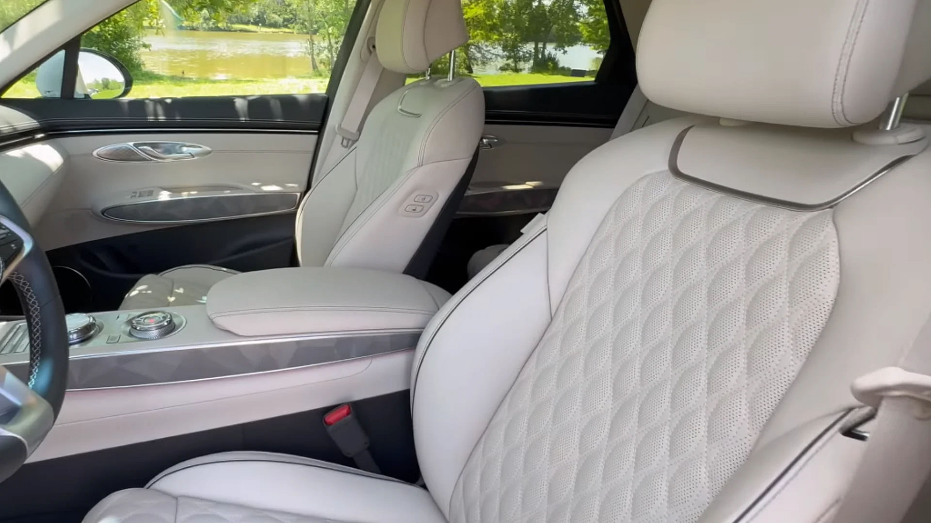 2024 Genesis GV70 Front Seats